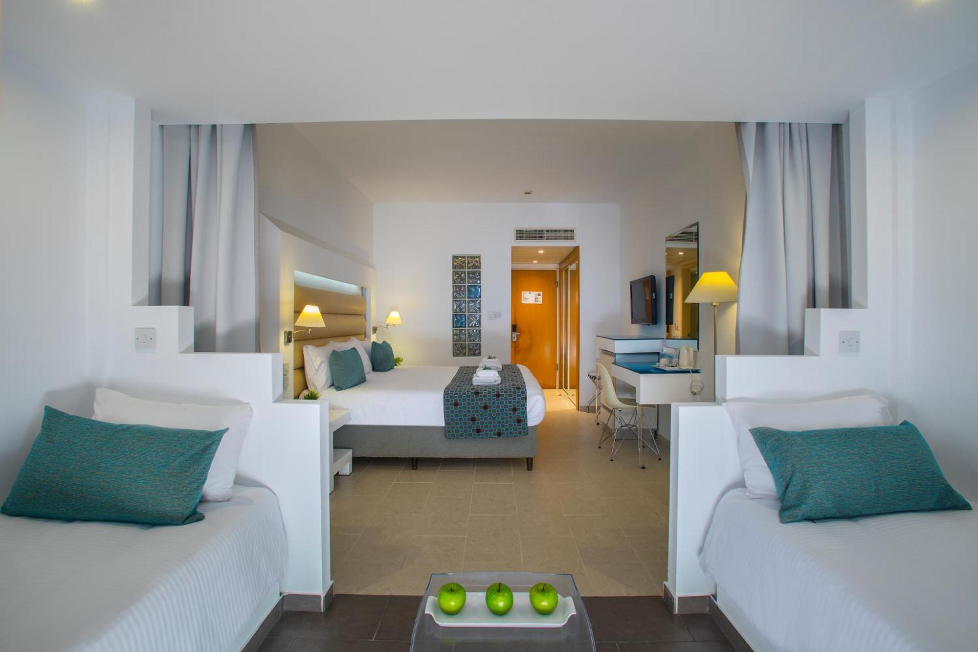 Leonardo Cypria Bay Hotel Geroskipou Quarto foto